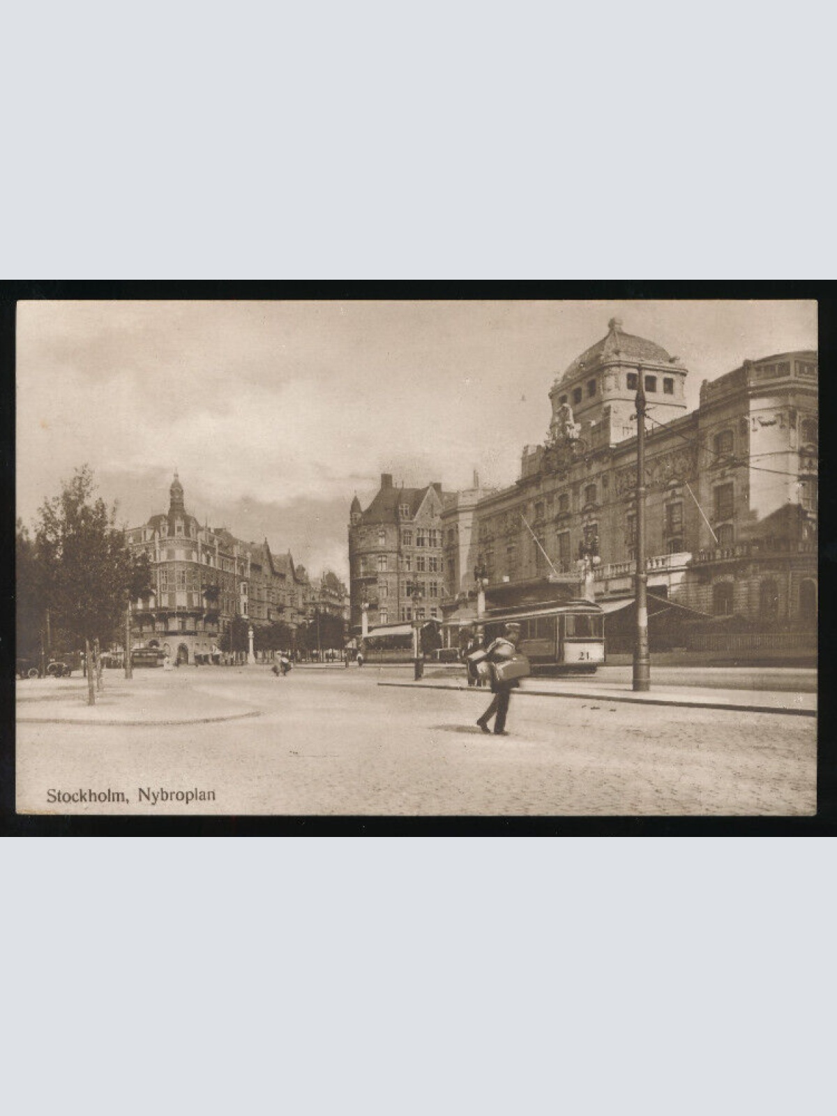 AK aus Stockholm Nybroplan mit Strassenbahn und Postbote Schweden (920)