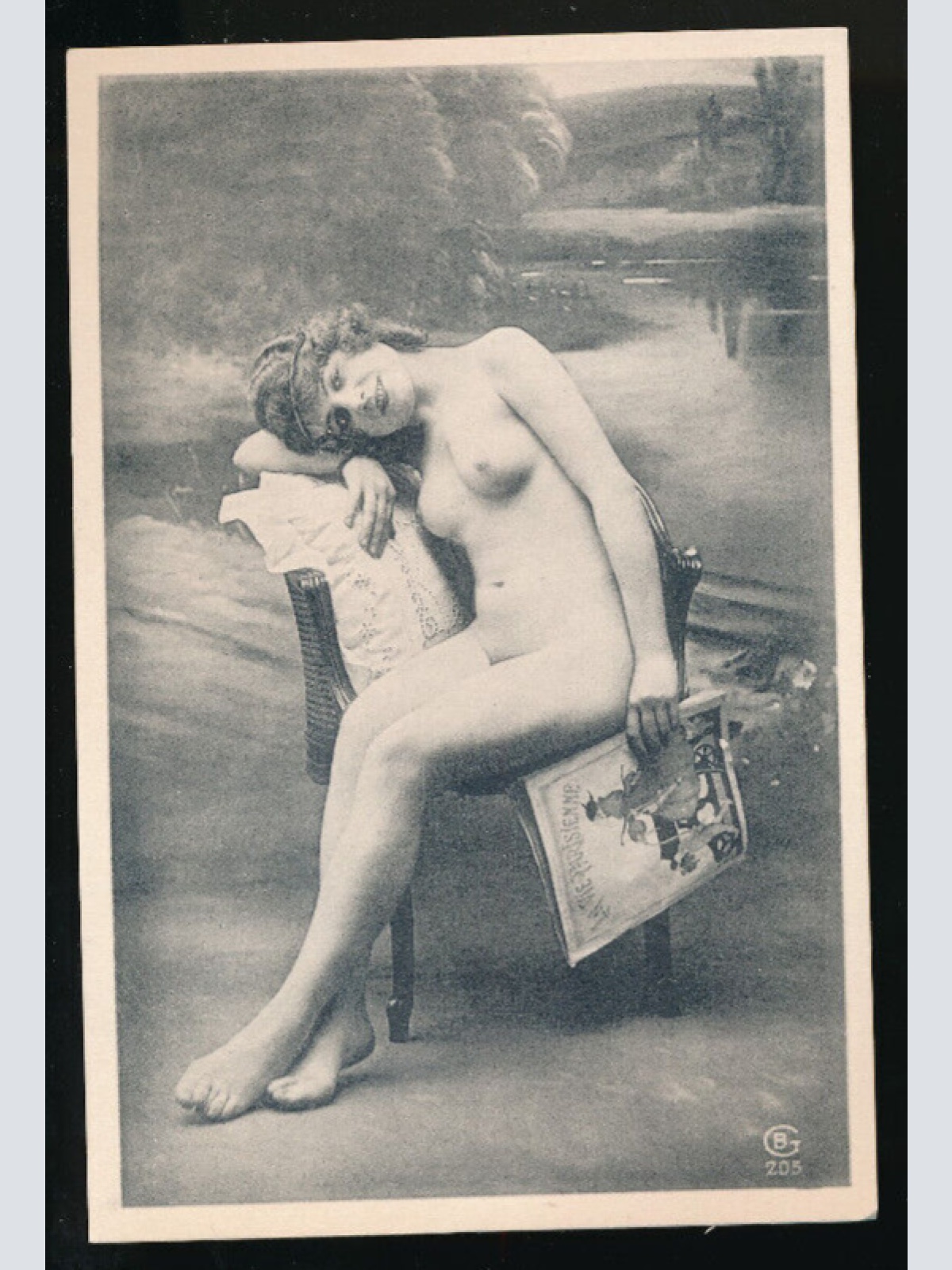 AKT Foto - Nackt - Busen Nackte Frau mit Zeitung, Neudruck ! (1181)