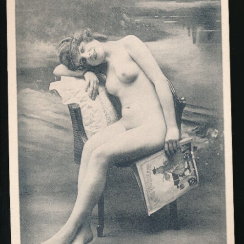 AKT Foto - Nackt - Busen Nackte Frau mit Zeitung, Neudruck ! (1181)