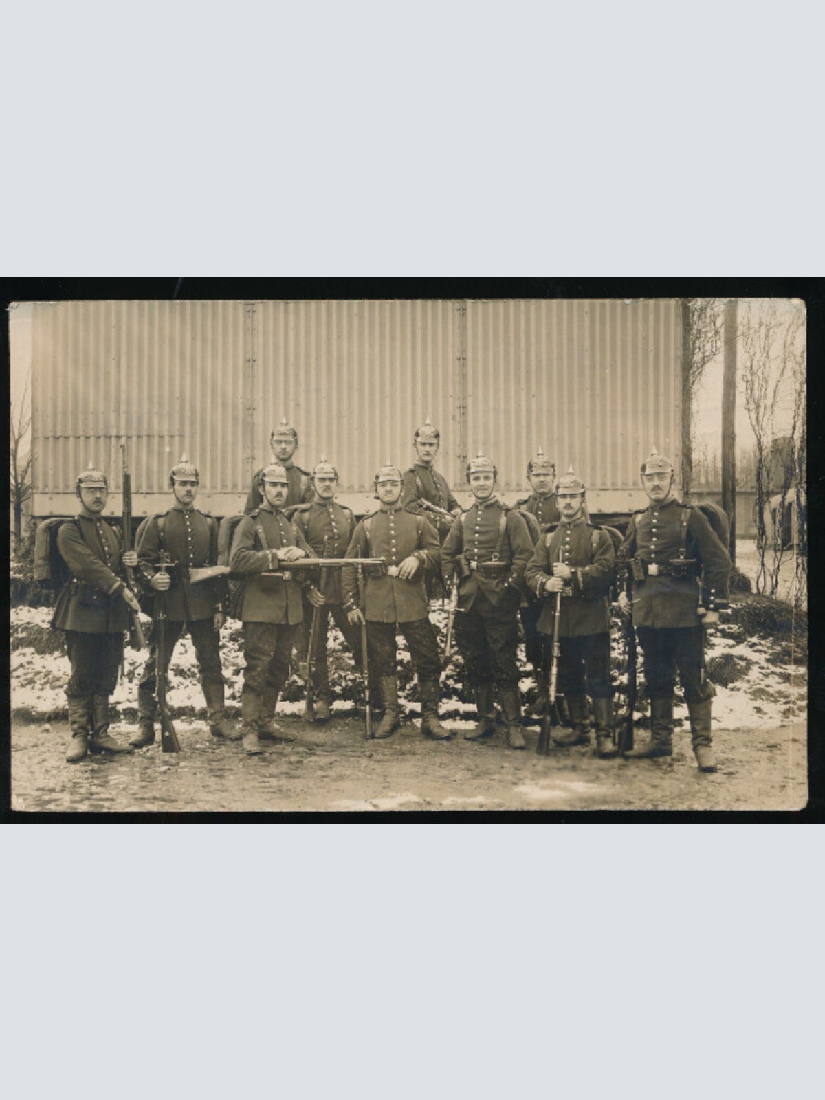 AK Truppenfoto mit Soldaten + Stempel Bitsch Übungsplatz (1175)