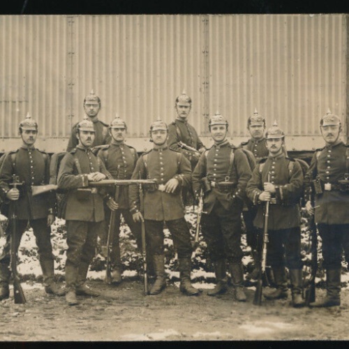 AK Truppenfoto mit Soldaten + Stempel Bitsch Übungsplatz (1175)