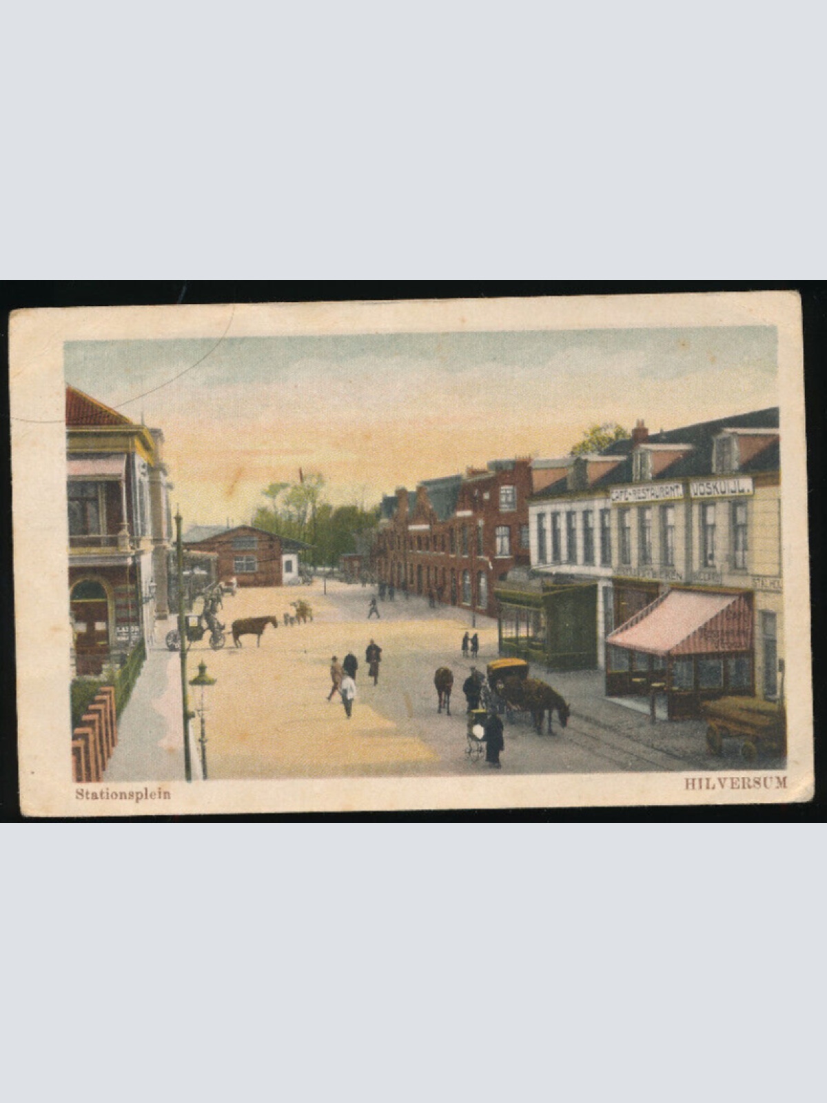 AK aus Hilversum Stationsplein mit Cafe Restaurant Volkuijl Niederlande (2706)