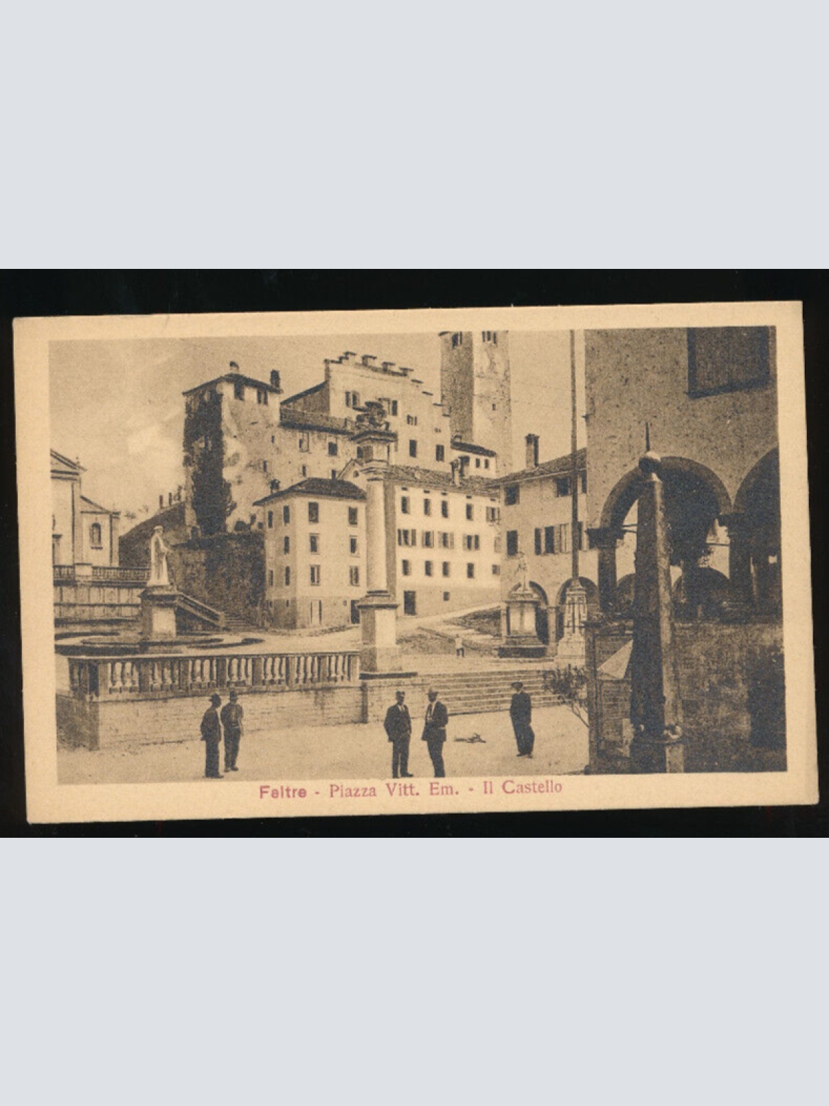 AK aus Feltre Piazza Vitt Em II Castello Italien (3194)