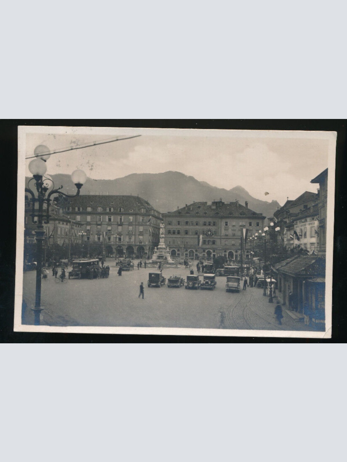 AK aus Bolzano - Bozen Stadtplatz mit Oldtimer Italien (5136)