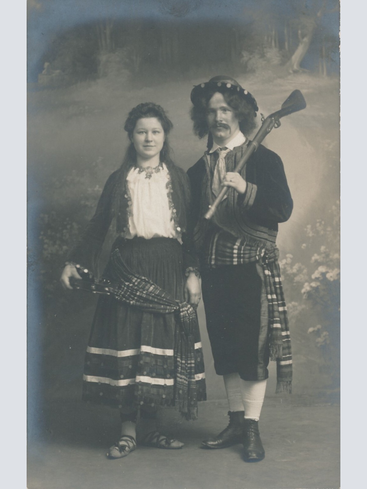 AK Annodazumals Heimische Trachten Mann mit Frau und Flinte (6844)