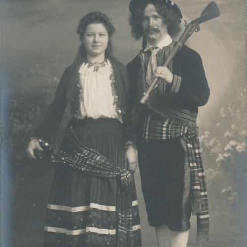 AK Annodazumals Heimische Trachten Mann mit Frau und Flinte (6844)