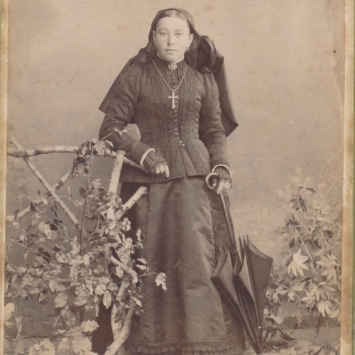 Hartkarton - Foto Frau mit Regenschirm K.K. Hoffotograf Linz Aug. Red (7250)