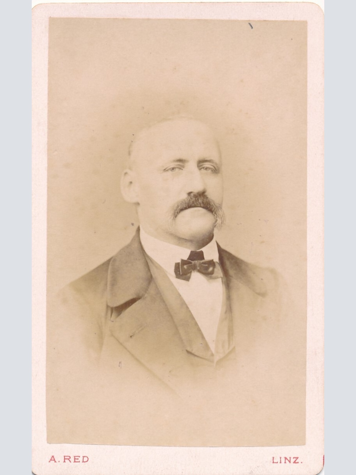 Hartkarton - Foto Mann mit Schnauzbart Photograf Linz August Red (7251)