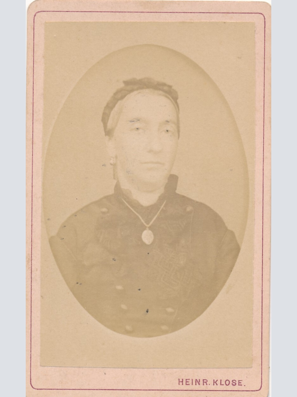 Hartkarton - Foto von einer Frau Fotografisches Atelier Wels Heinr. Klose (7248)