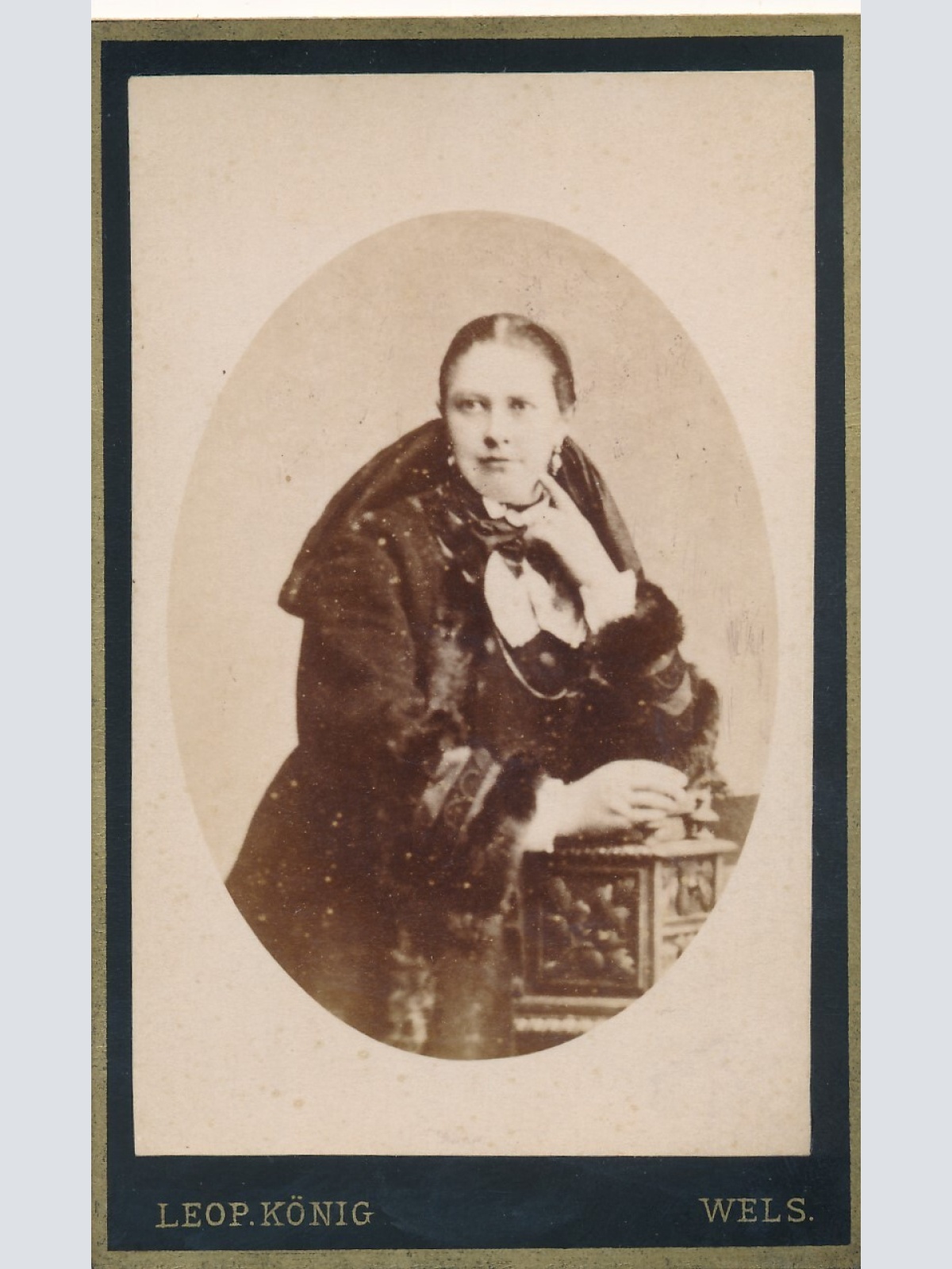 Hartkarton - Foto von einer Frau Fotografisches Atelier Wels Leop. König (7247)