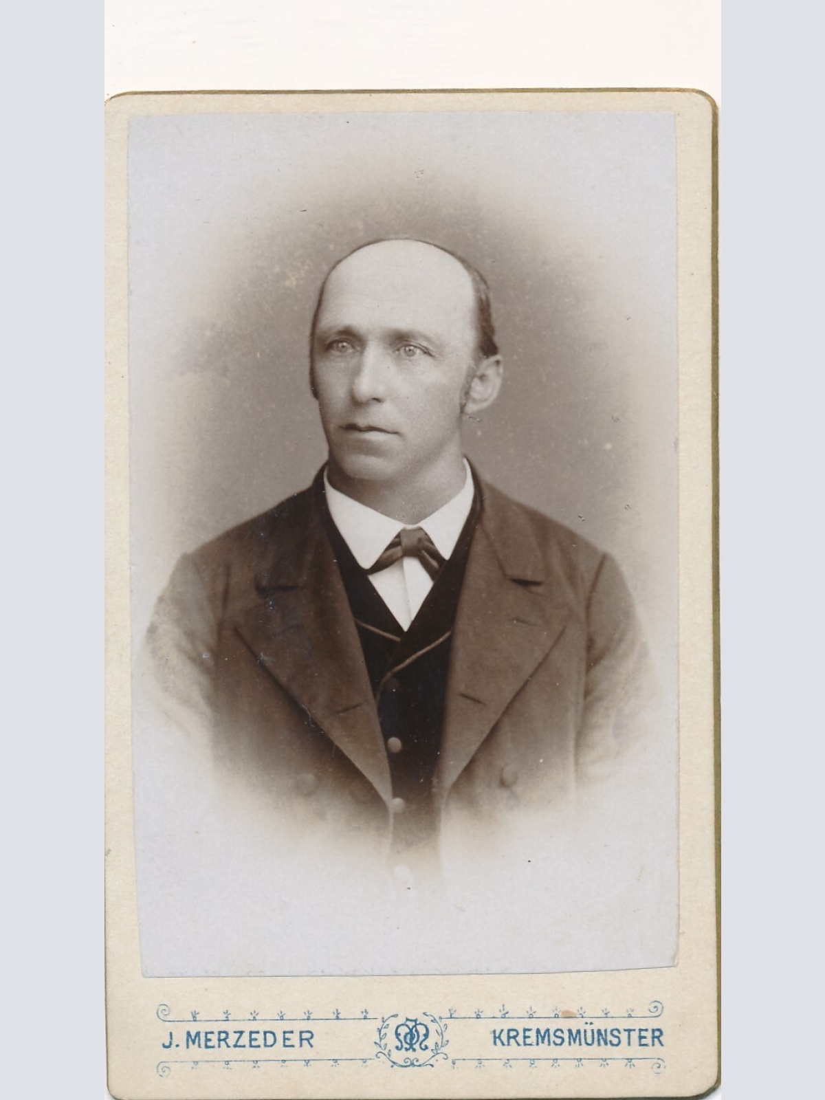 Hartkarton - Foto von einem Mann Fotografisches Atelier Kremsmünster (7246)