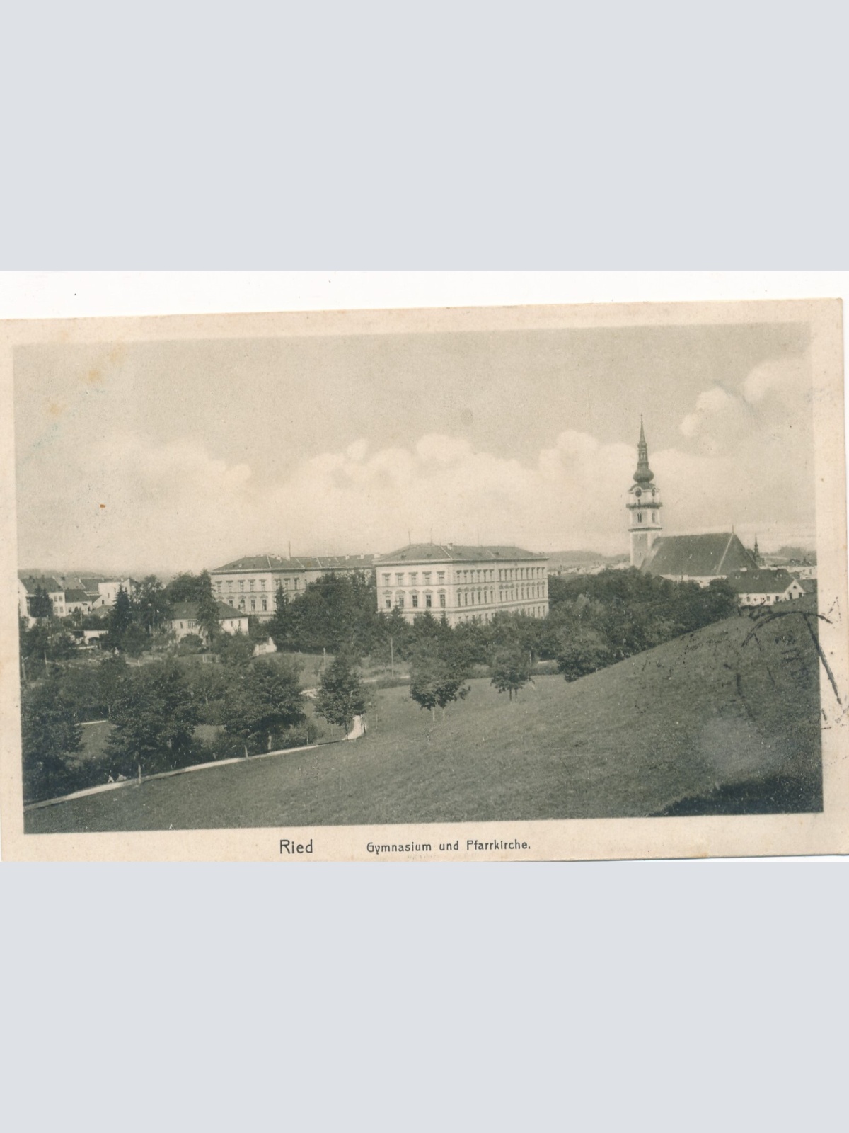 AK aus Ried mit Gymnasium und Pfarrkirche Oberösterreich (7994)