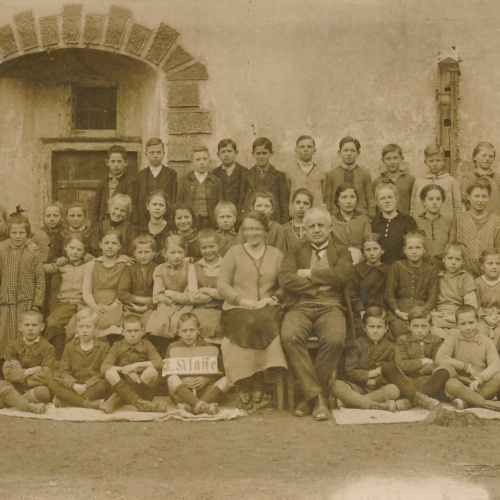 AK Annodazumals von einer Schulklasse mit zwei Lehrer (7837)