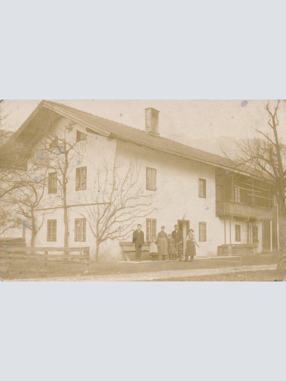 AK Annodazumals von einer Bauernfamilie vor dem Haus (7807)