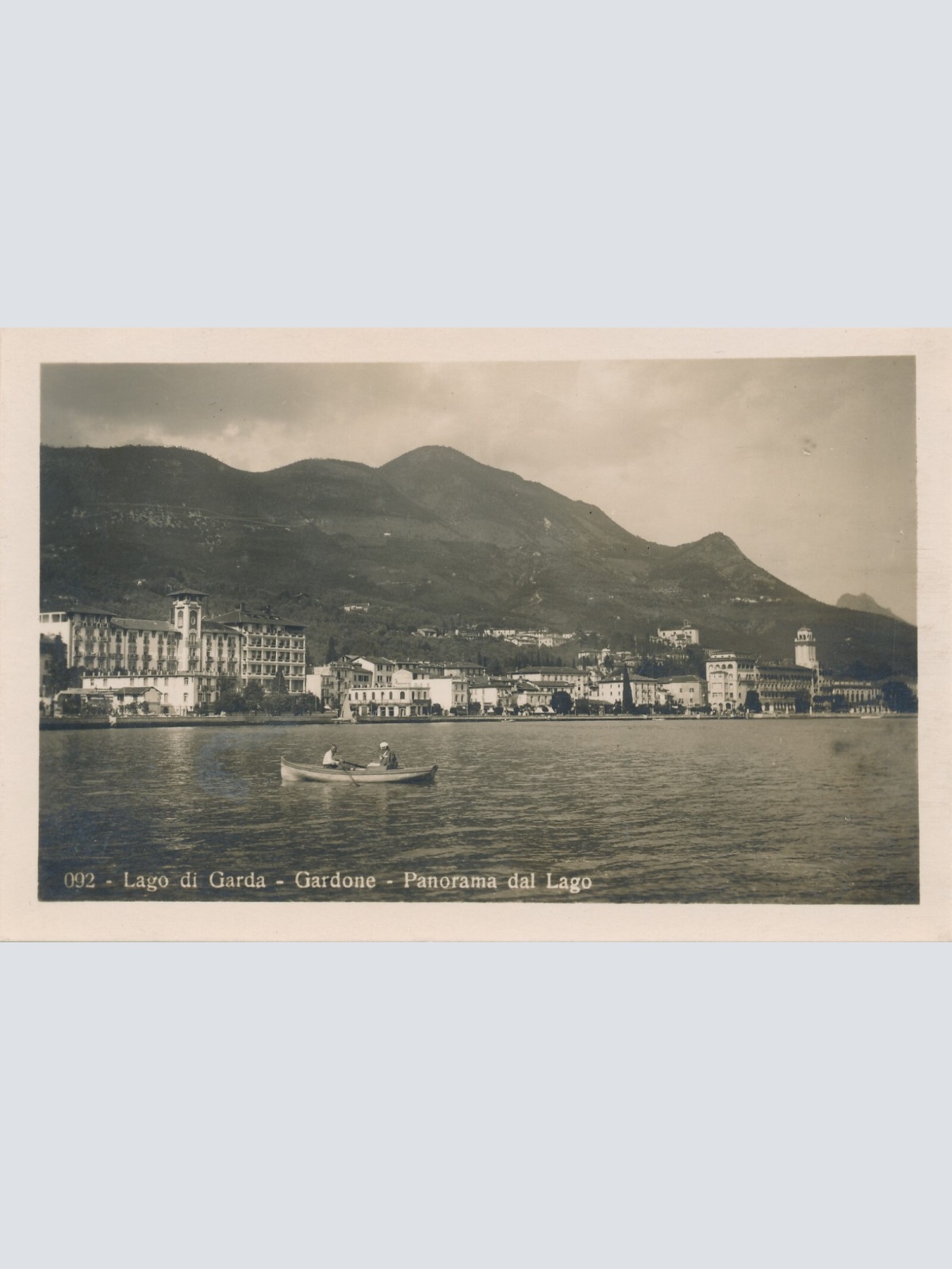 AK aus Lago di Garda Gardone Italien Ansichtskarte (8556)