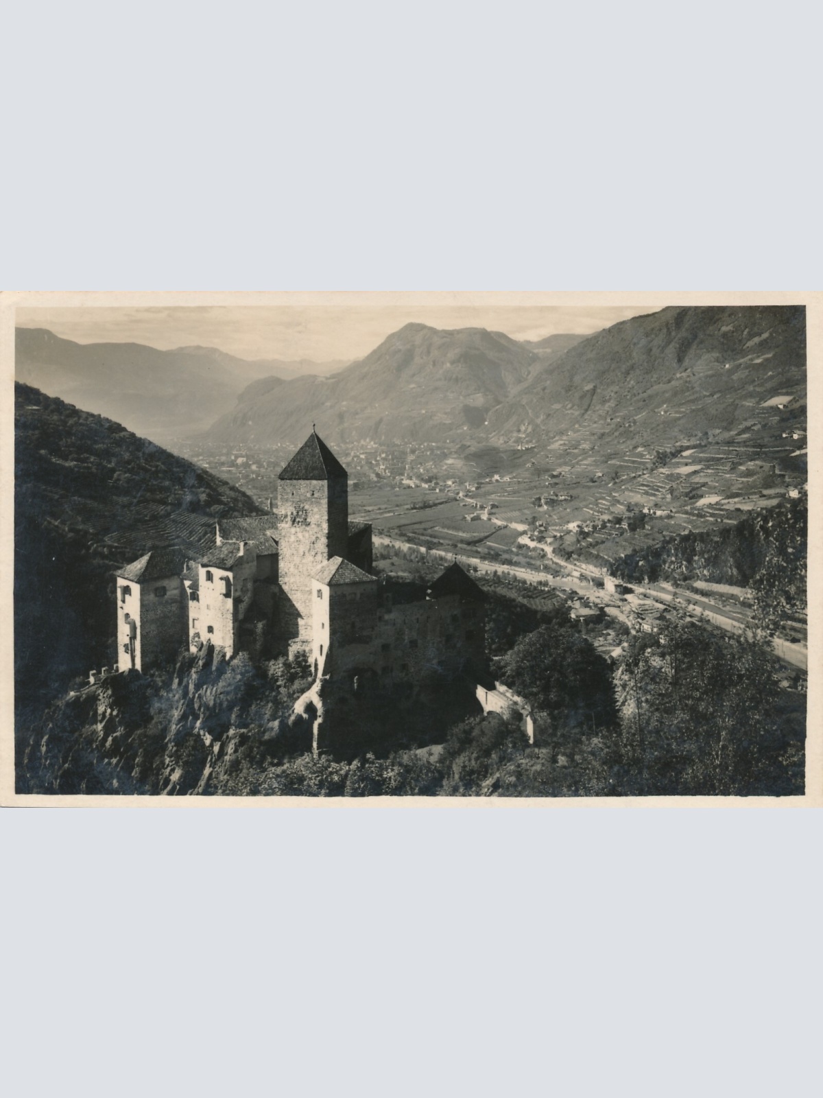 AK aus Bolzano - Bozen mit Burg Italien Ansichtskarte (8819)