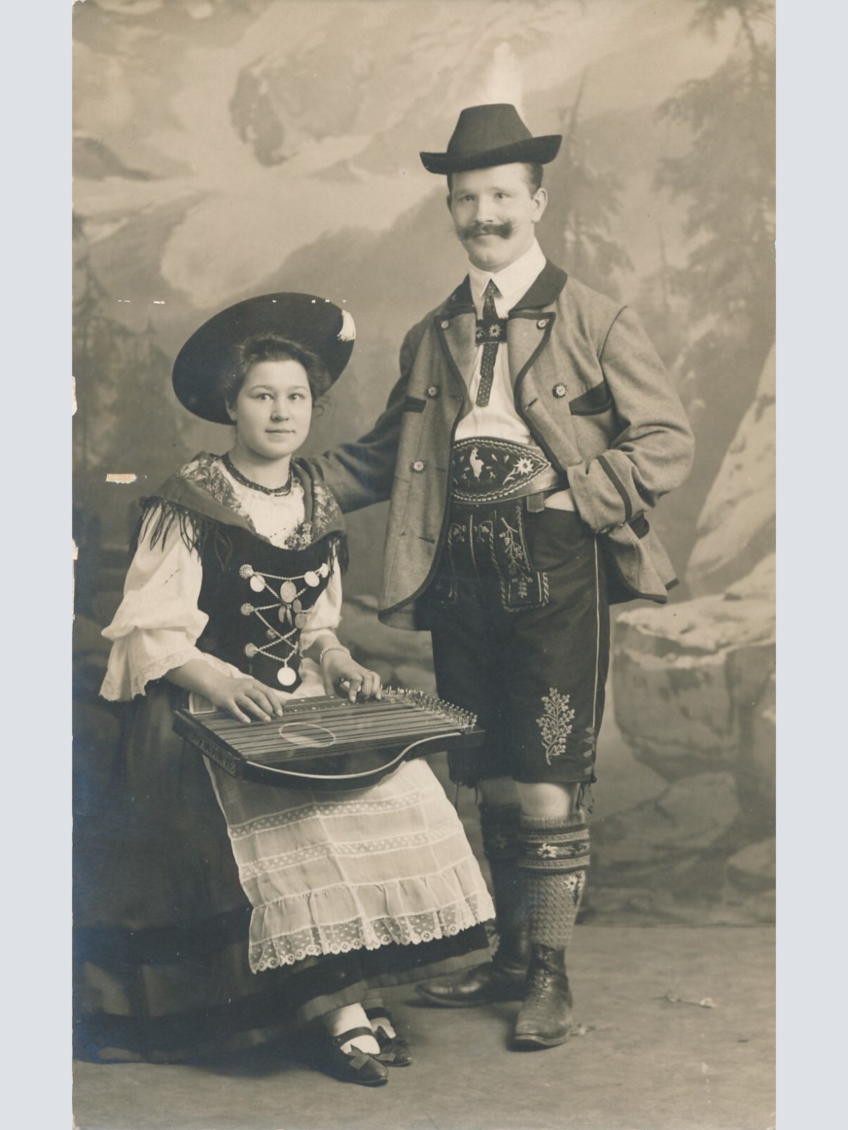 AK, Annodazumals, Mann und Frau mit Musikinstrument (S2228)