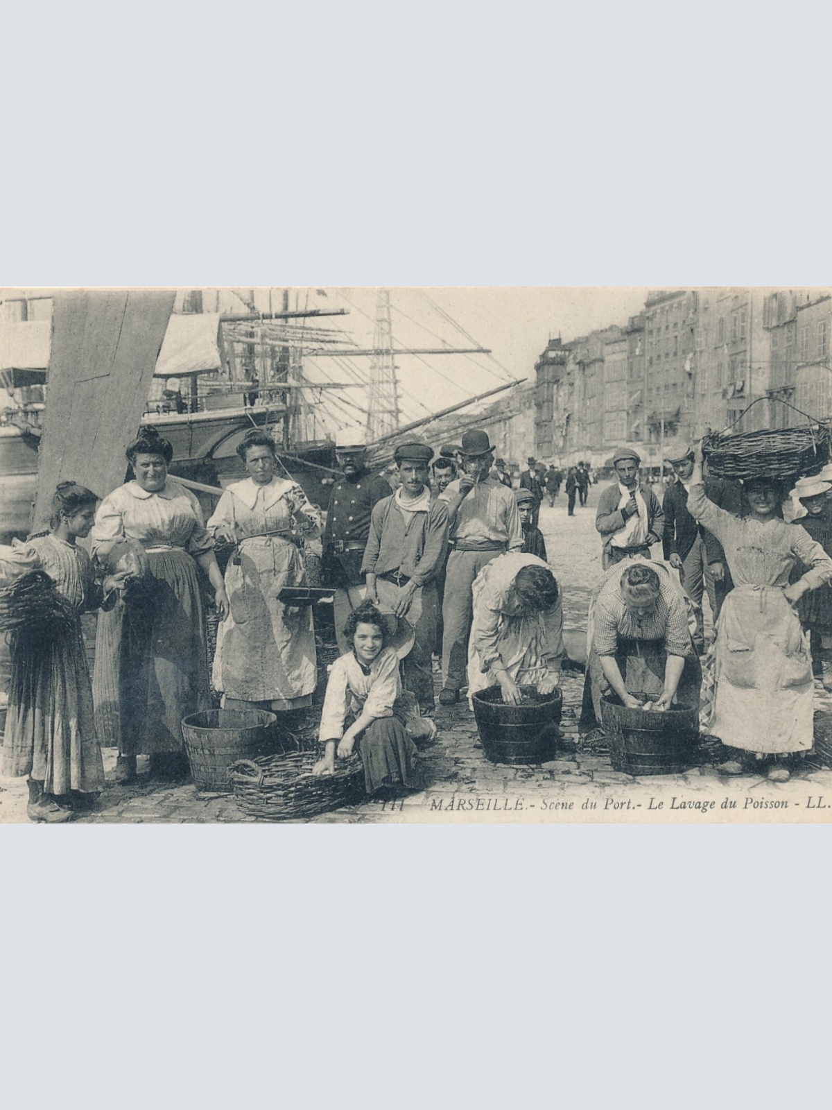 AK aus Marseille am Hafen mit Schiffen Italien Ansichtskarte (8760)