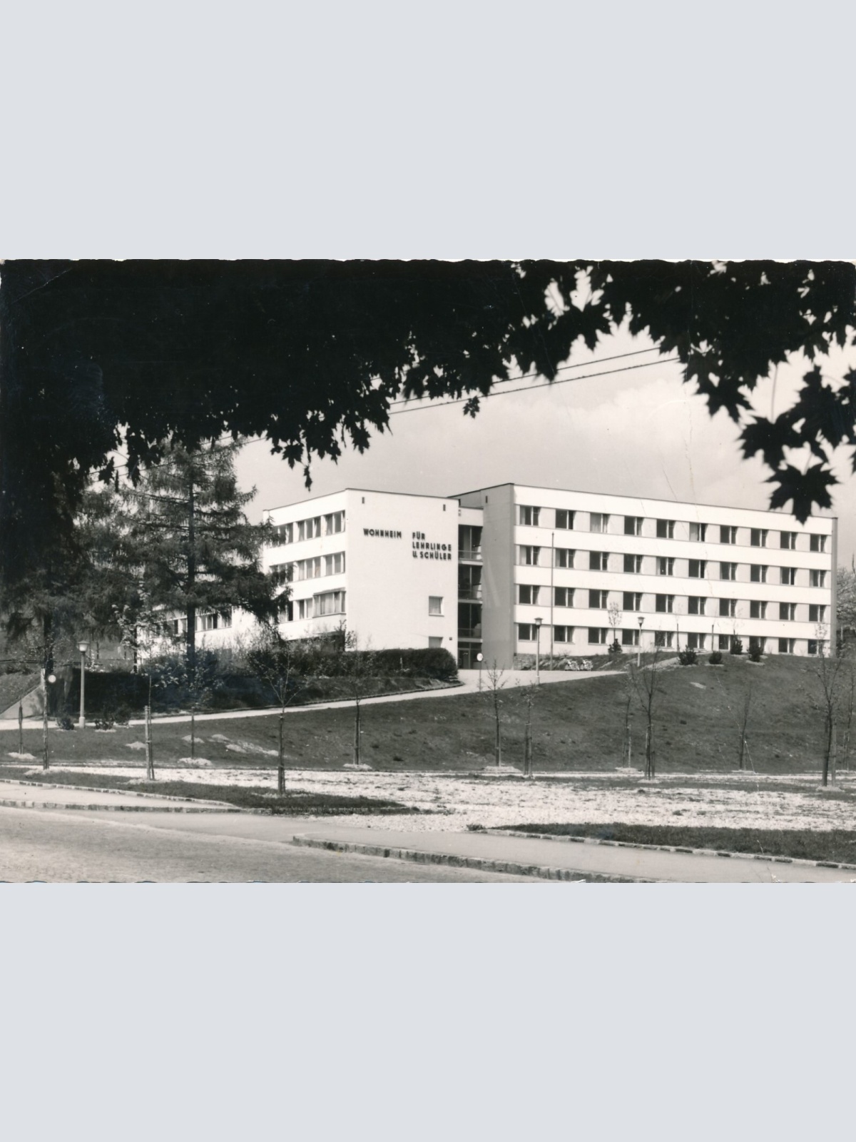 AK aus Linz an der Donau mit Schule Oberösterr. Ansichtskarte (8999)