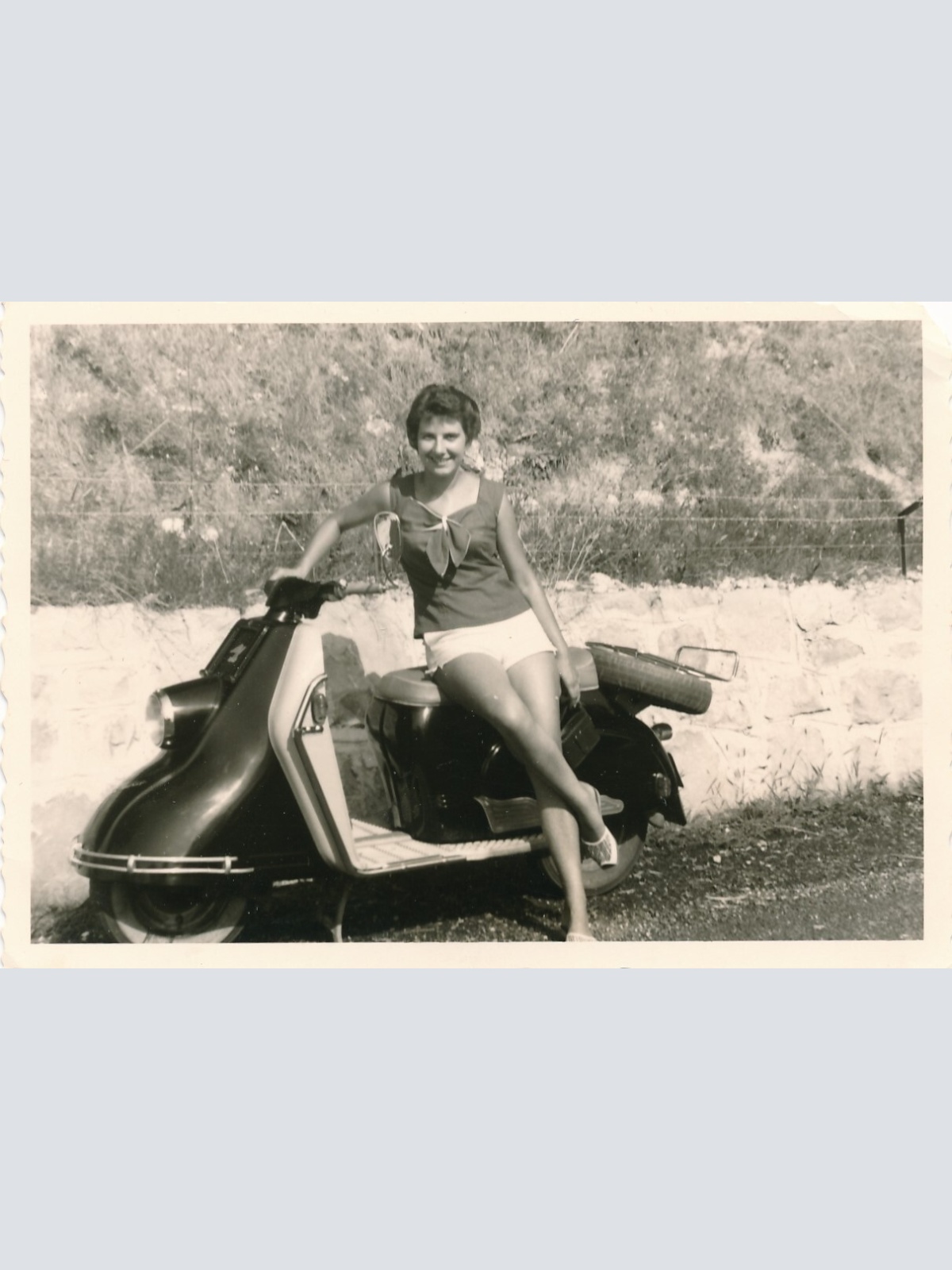 AK Annodazumals Frau mit altem Motorrad  (10749)