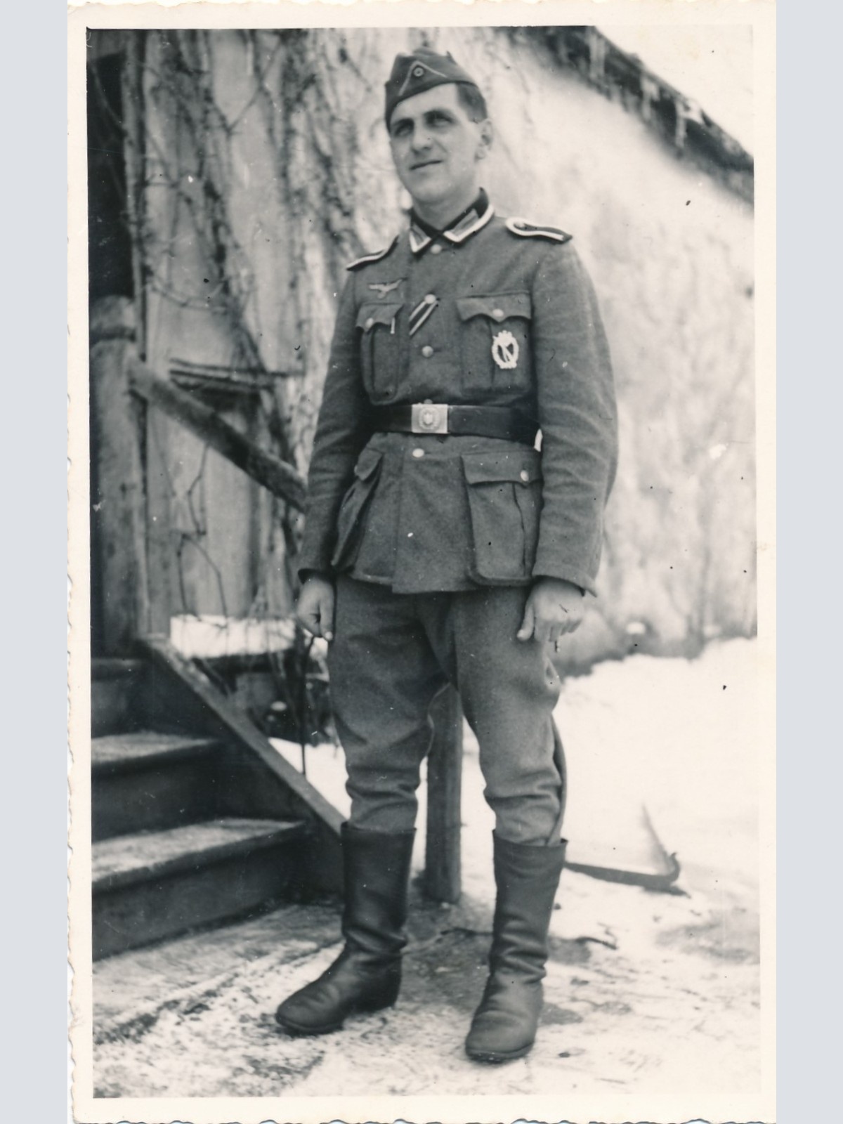 AK Soldat mit Abzeichen im Winter Militaria Ansichtskarte (16179)