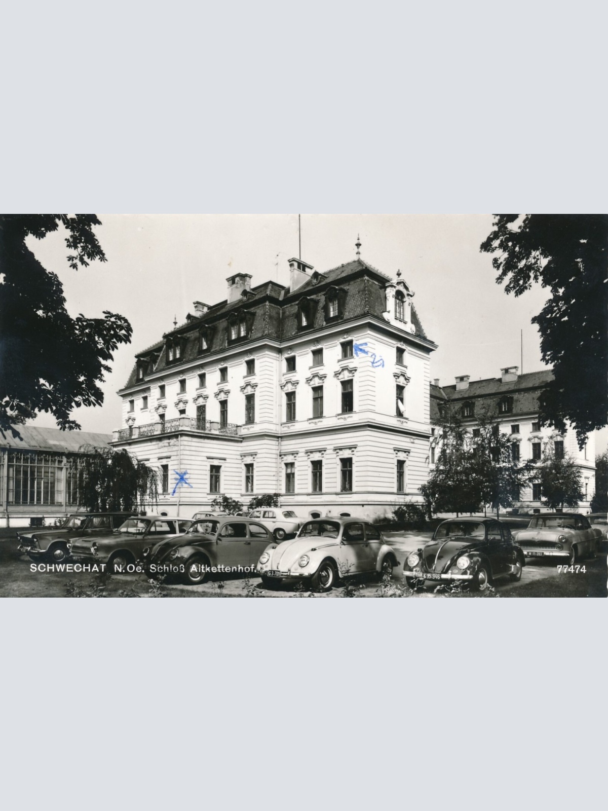 Ak Schwechat Aitkettenhof mit Oldtimer Niederösterreich Ansichtskarte (10959)