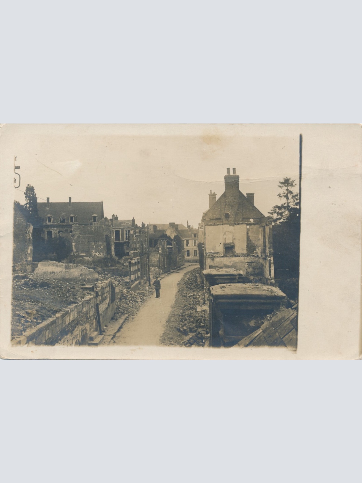 AK aus Roye Frankreich mit zerstörten Häuser Ansichtskarte (10881)