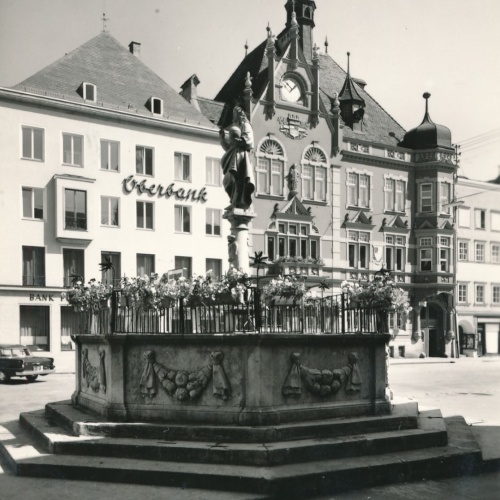 AK aus Braunau mit Stadtplatz Oberösterreich Ansichtskarte (J270)