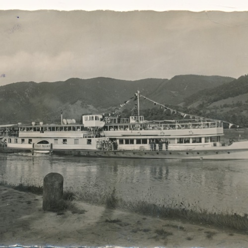 AK erste Donau Dampfschffahrts Gesellschaft Motorschiff mit Dampfer (12475)