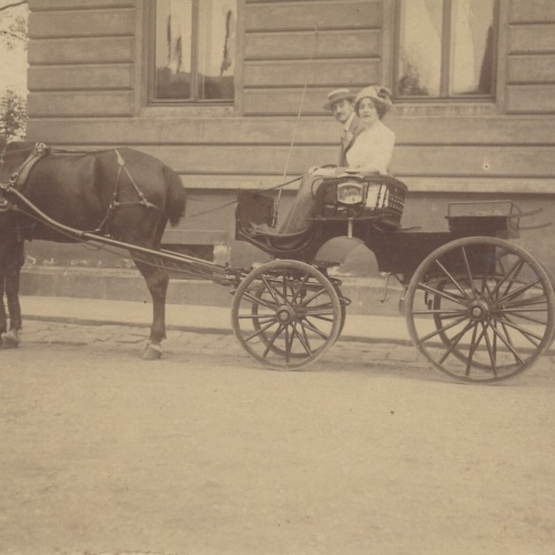 AK Annodazumals Mann und Frau in Kutsche Ansichtskarte (13449)