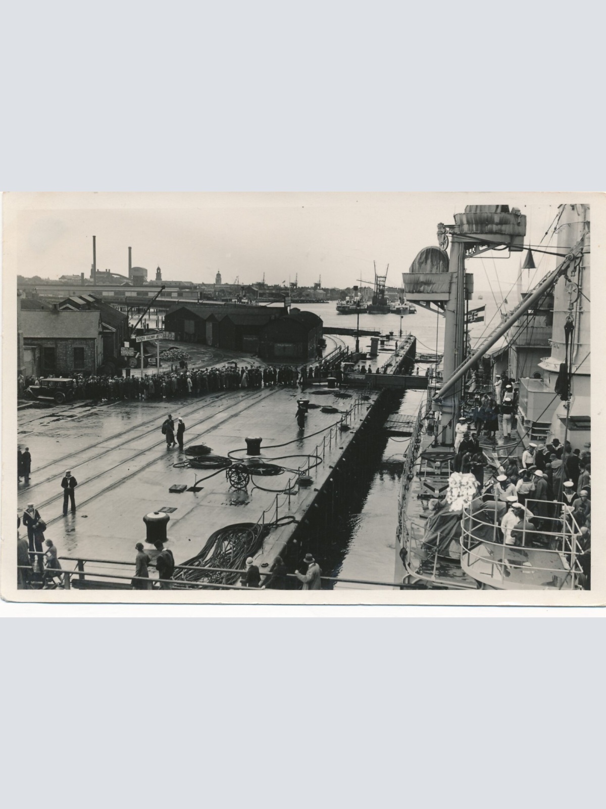 Foto - Karte von einem Marine Schiff am South Railway Jetty (12721)