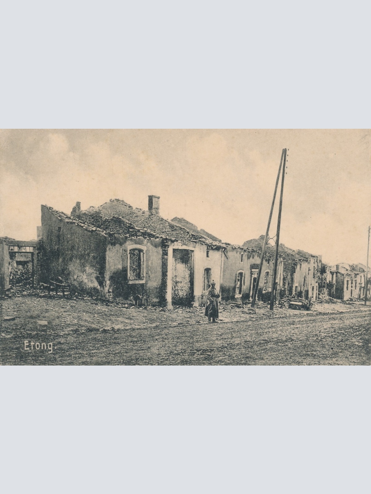 AK aus Etong mit Kaputten Häusern Frankreich Ansichtskarte (11794)