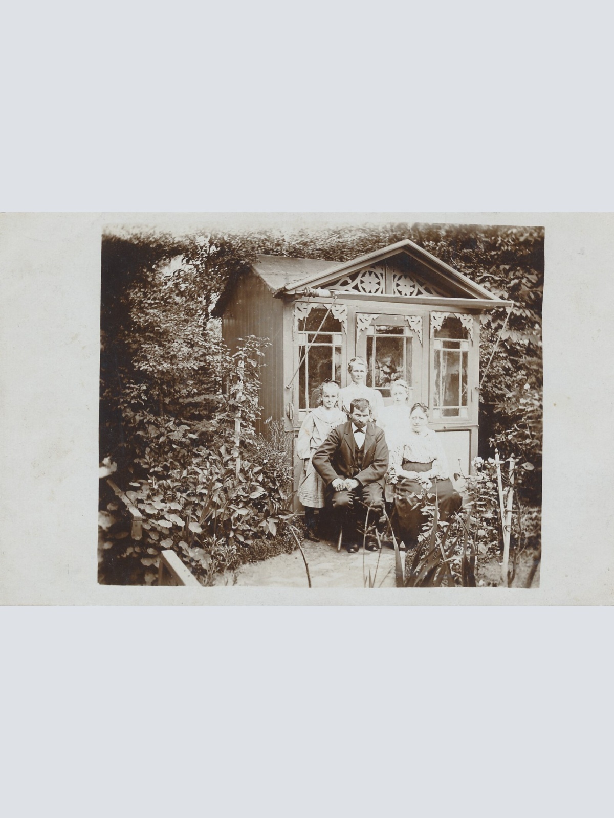 AK Annodazumals von einer Familie im Garten Ansichtskarte (13926)