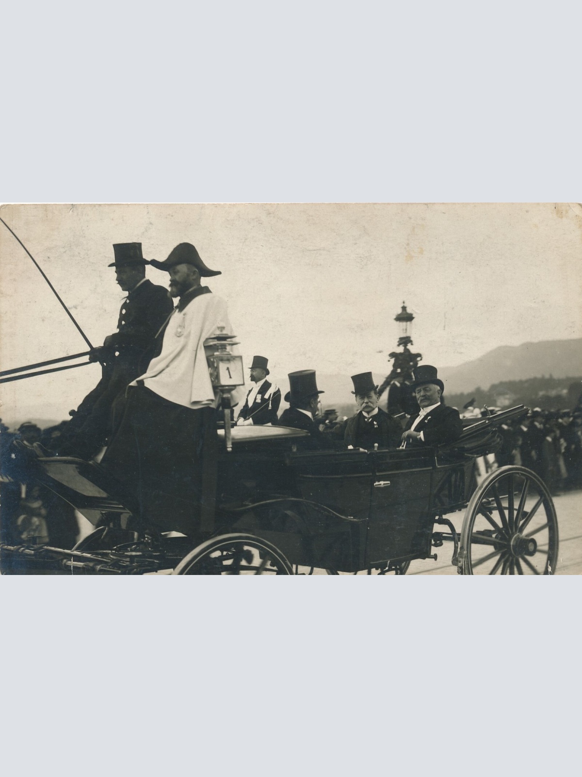 AK Annodazumals von drei Männer in der Kutsche Ansichtskarte (13930)