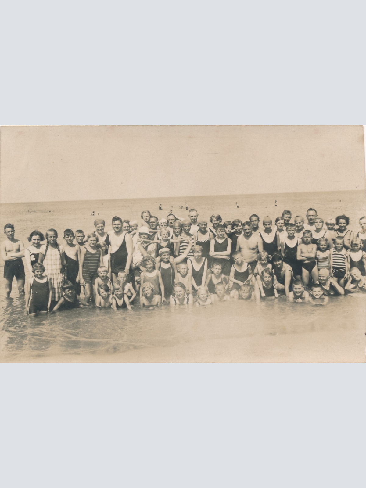 AK Annodazumals Urlaubsfoto mehrerer Familien Ansichtskarte (13933)