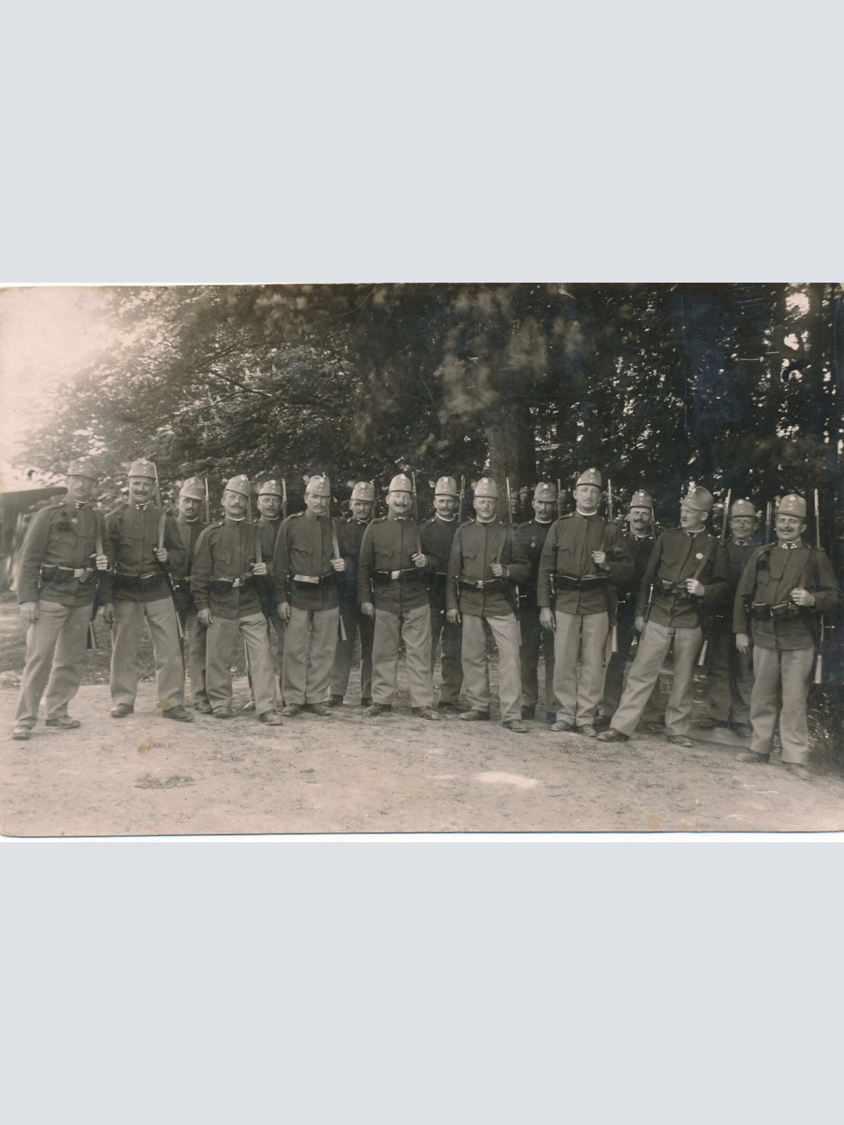 AK von Soldaten mit Waffen Ansichtskarte (13970)