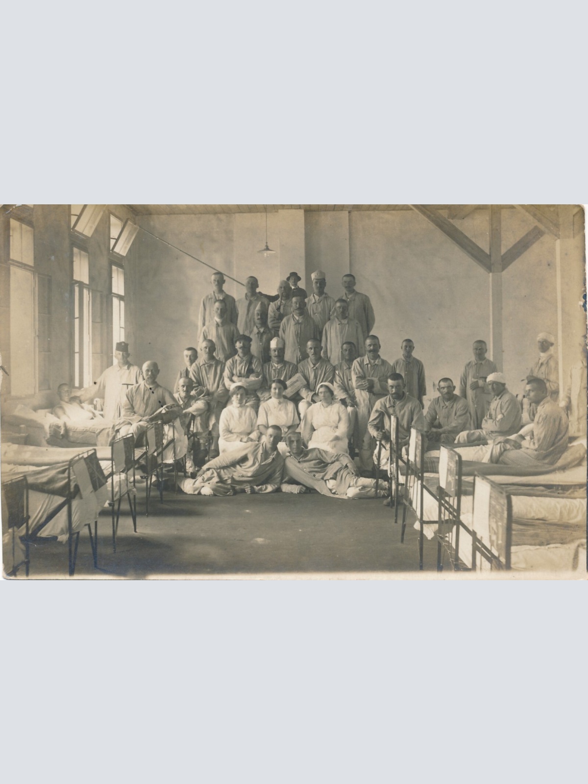 AK von Verletzten Soldaten im Krankenhaus Ansichtskarte (13972)