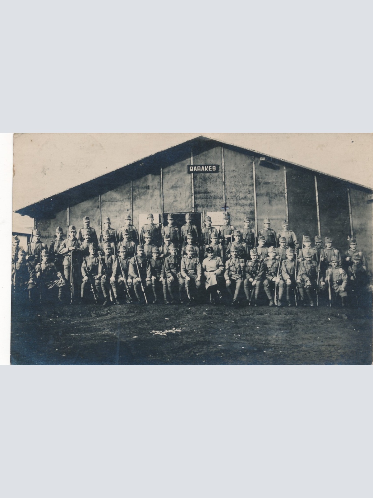 AK Gruppenfotot von der Barake 9 mit Offizier Ansichtskarte (13762)