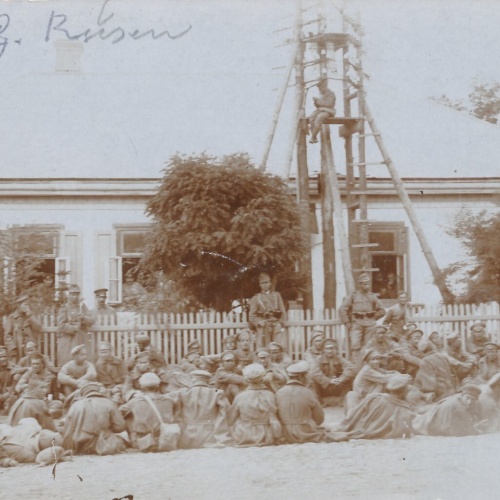 AK Gefangene Russen Wartend am Boden Ansichtskarte (14017)