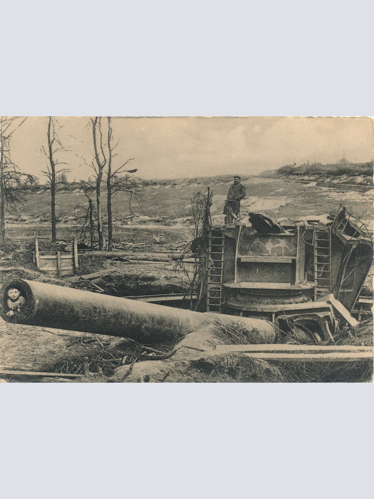 AK Zerstörtes Geschütz mit Kind im Lauf in Chuignes Ansichtskarte (13910)