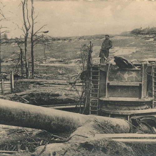 AK Zerstörtes Geschütz mit Kind im Lauf in Chuignes Ansichtskarte (13910)