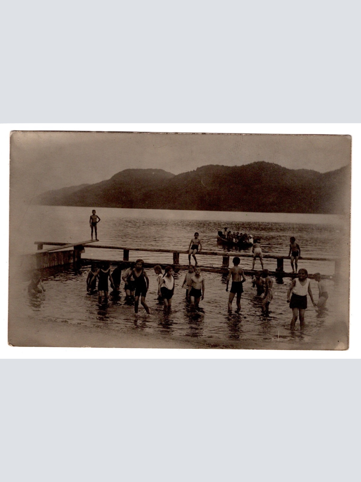 AK, Annodazumals, Menschen am See, Ansichtskarte (S5782)