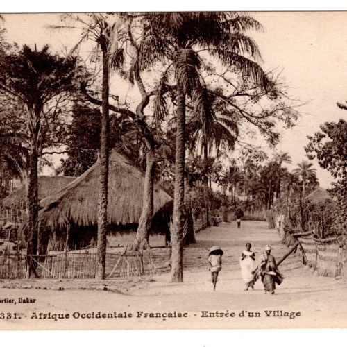 AK, Afrique Occidentale Francaise, Entree d'un Village, Ansichtskarte (S5800)