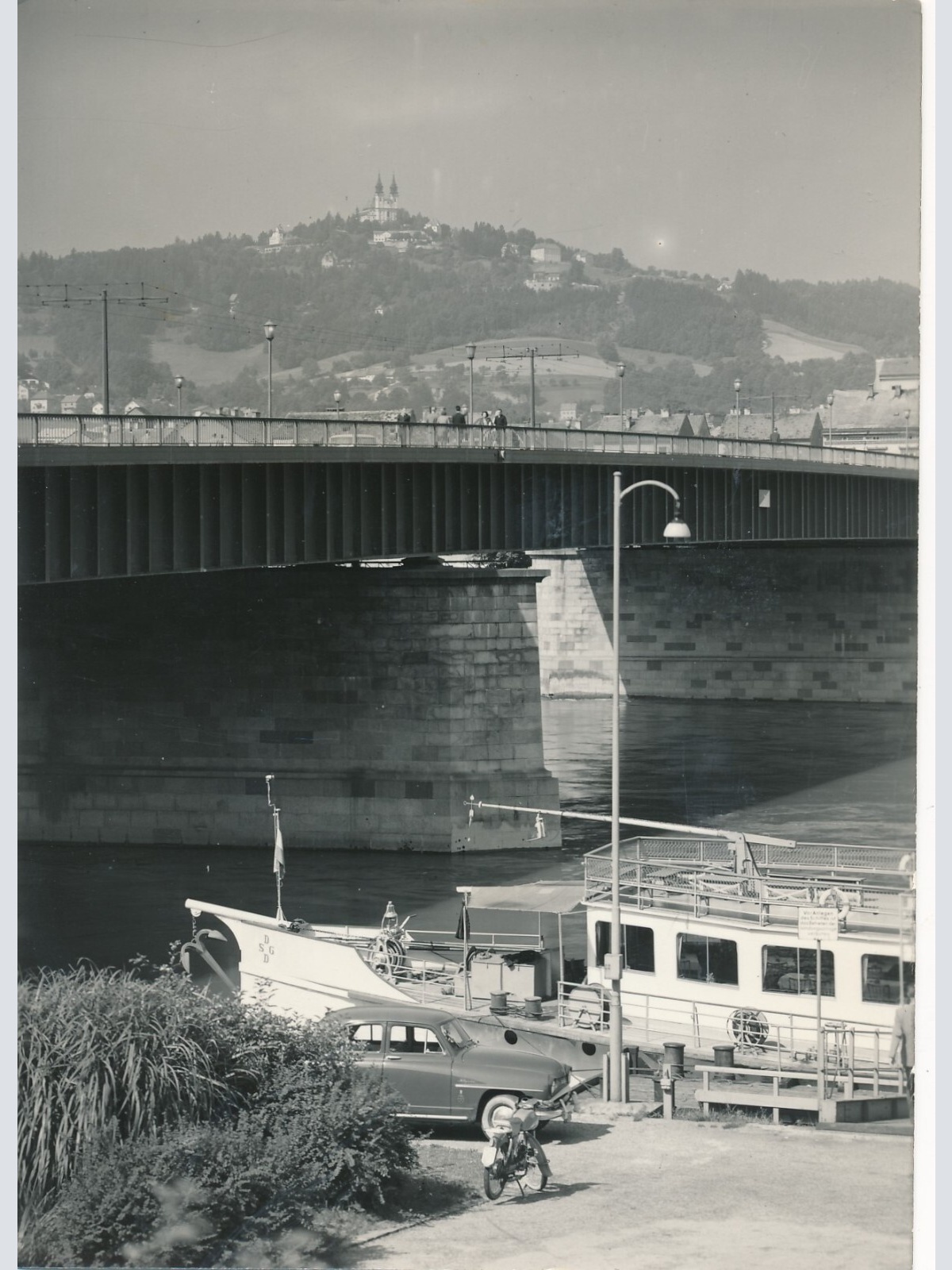 AK aus Linz an der Donau mit Oldtimer Oberösterreich Ansichtskarte (14406)