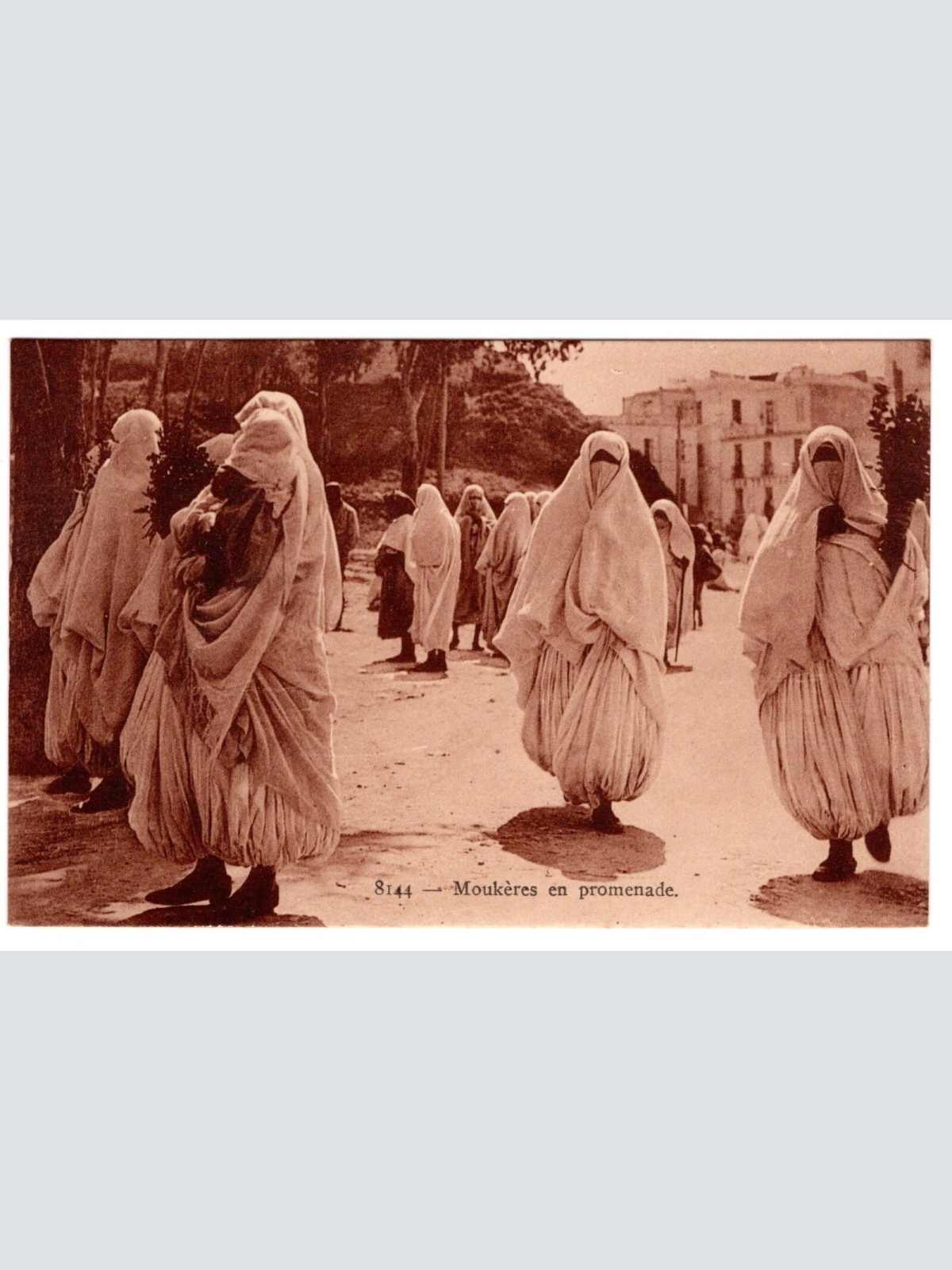 AK, Moukeres en promenade, Ansichtskarte (S6600)