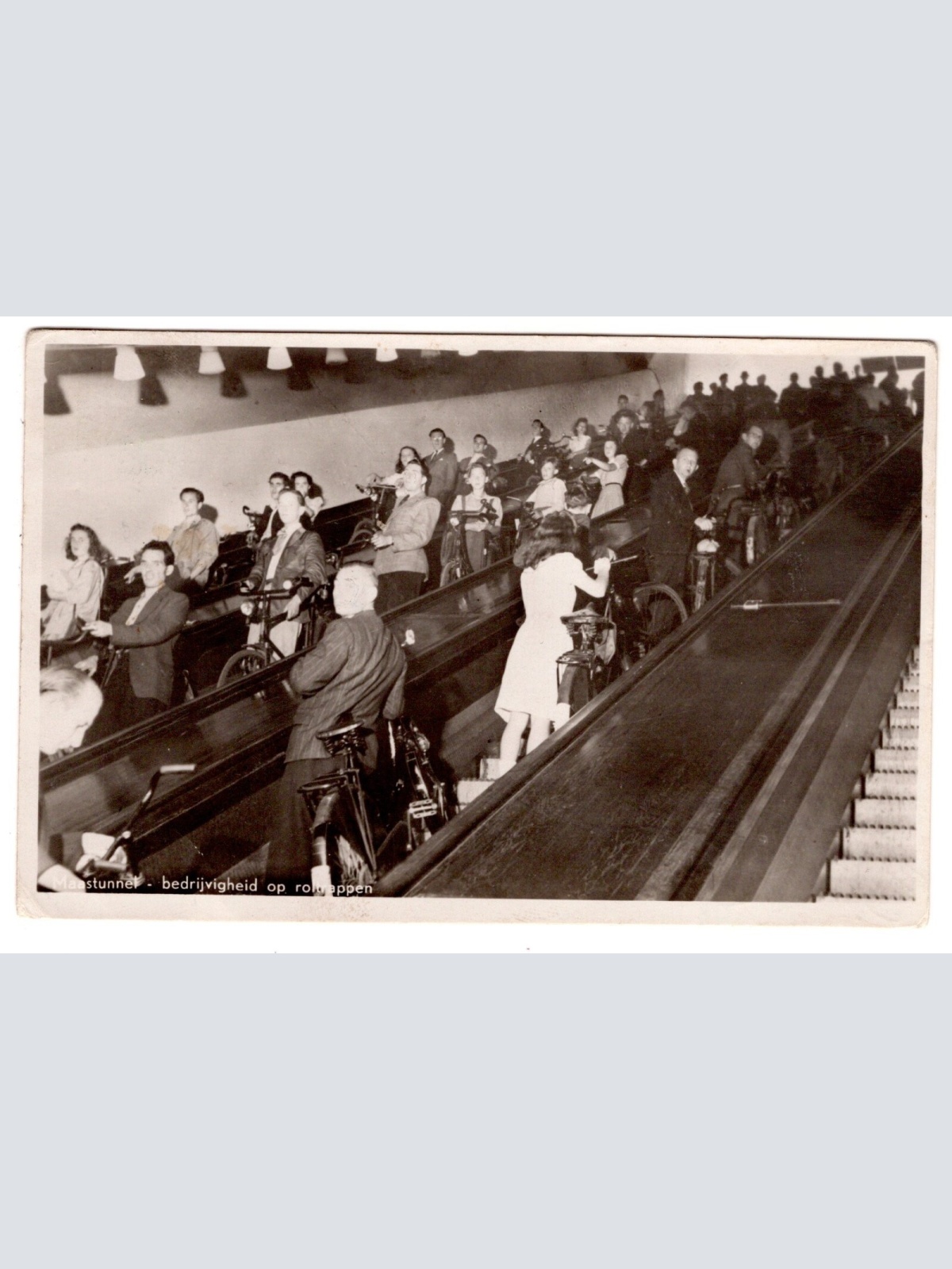 AK, Maastunnel, bedrijvigheid op roltrappen, Niederlande, Ansichtskarte (S7261)