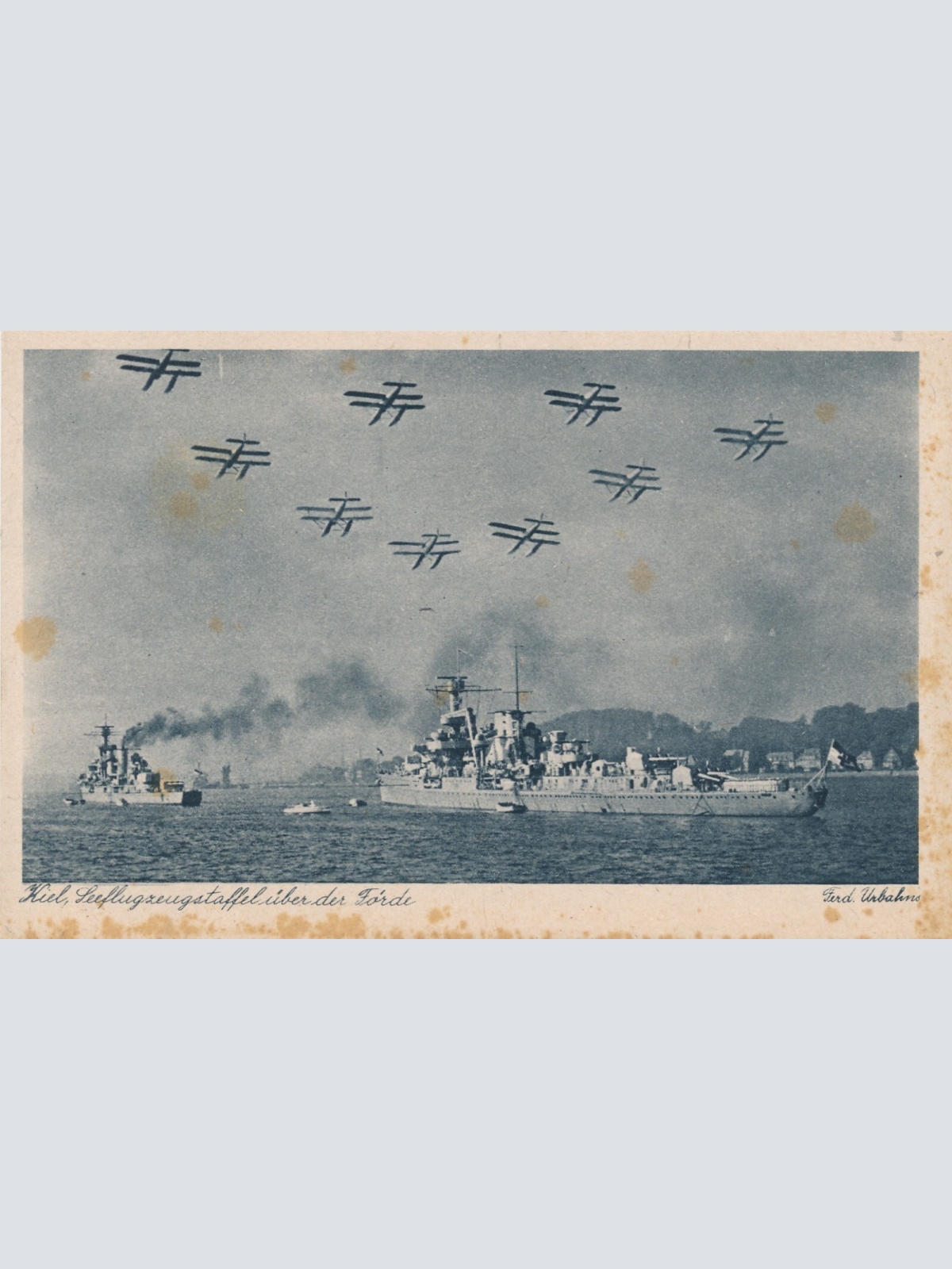 AK aus Kiel Seeflugzeugstaffel mit Krigsschiff und Flugzeug Militaria (14606)