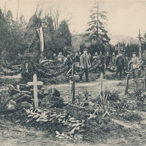 AK aus Montmedy Massengrab mit Soldaten Ansichtskarte (14601)