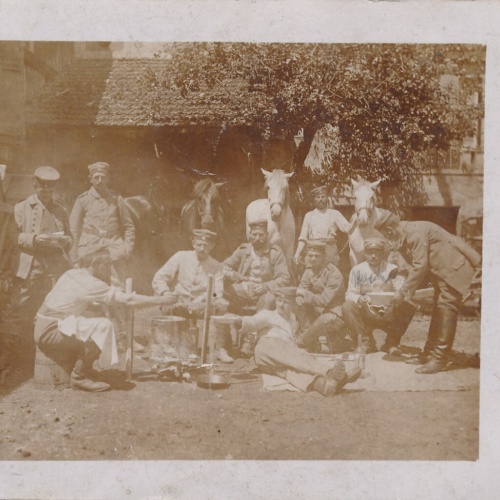 AK Soldaten am Essen Machen mit Pferden Militaria Ansichtskarte (14623)
