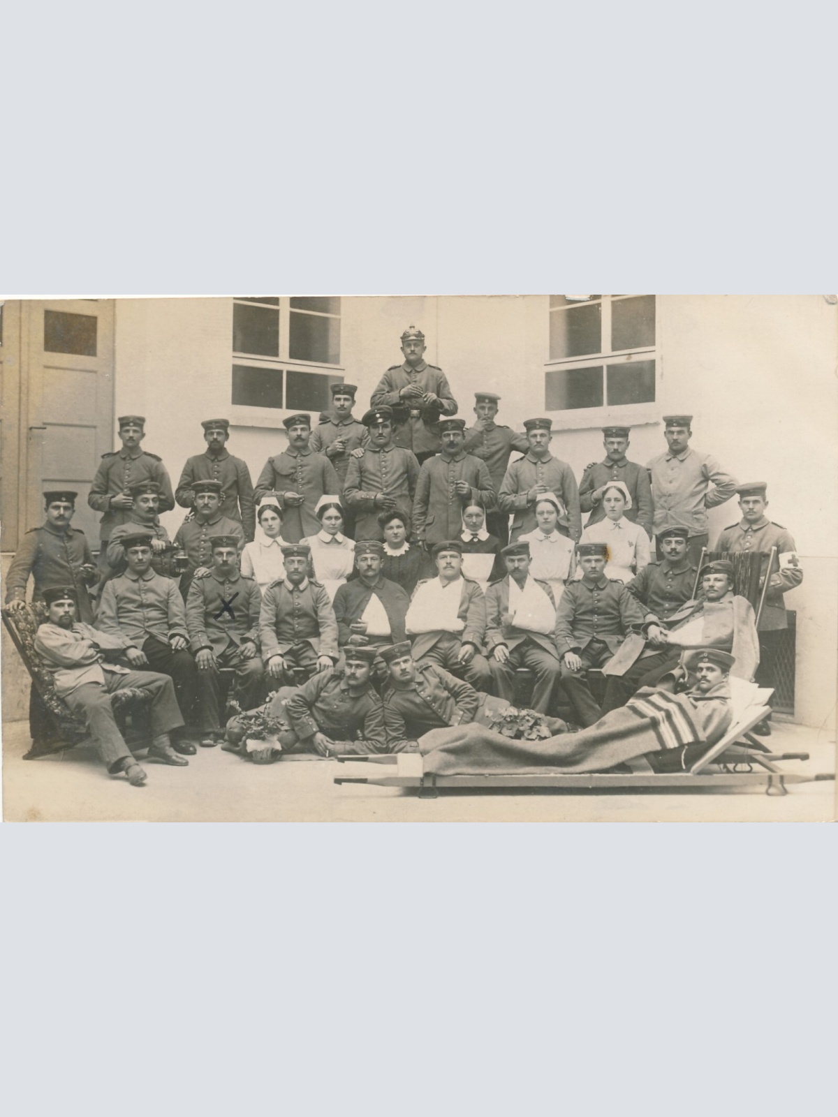 AK Krankenstation mit Verletzten Soldaten Militaria (14608)